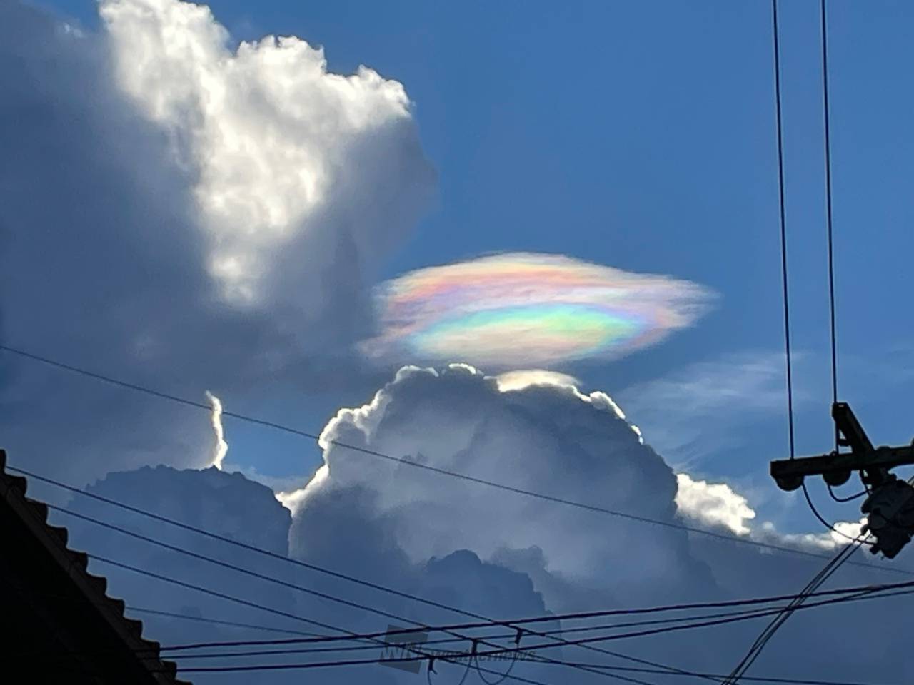 桃色の雲ページ 積乱雲の上に虹色ベール 注目の空の写真 ウェザーニュース