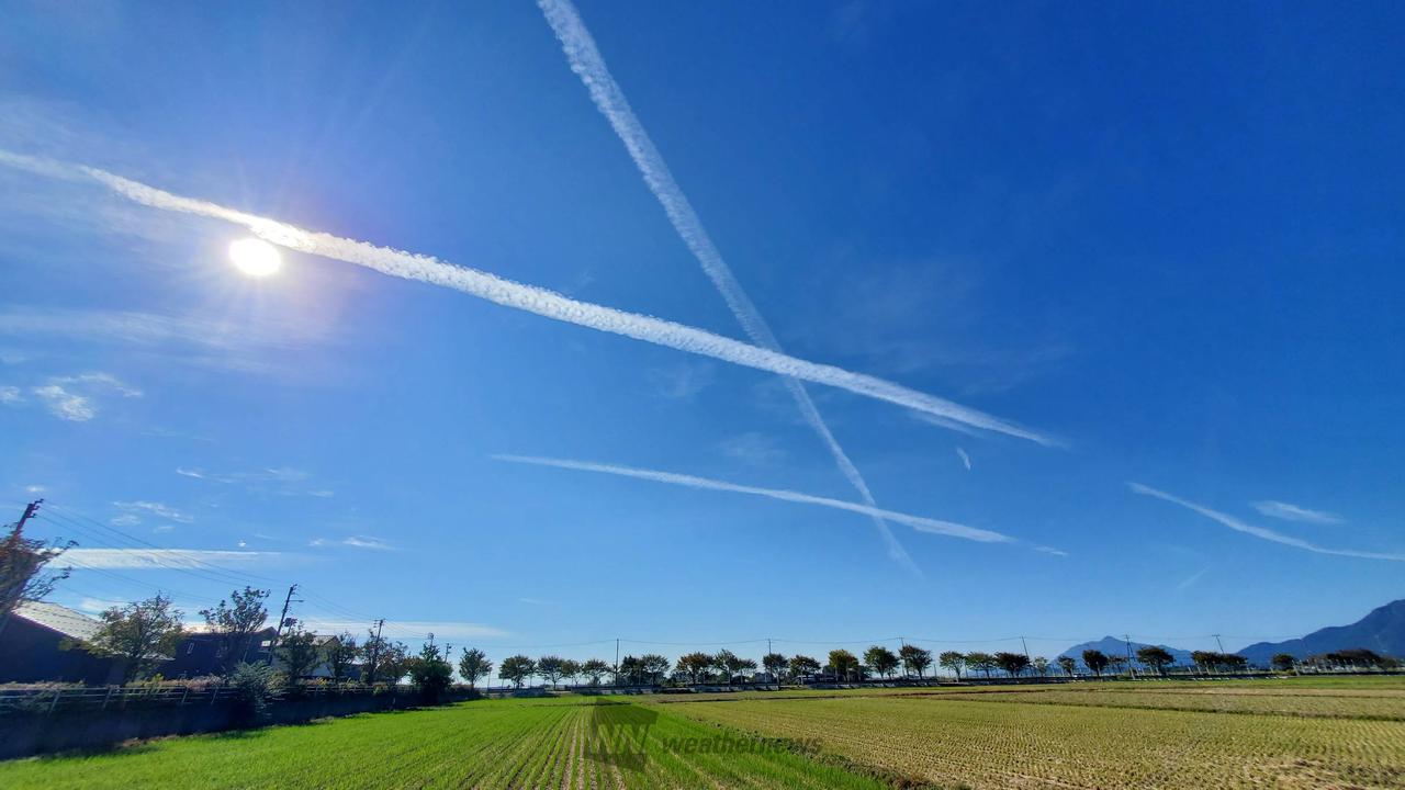飛行機雲「X」出現 注目の空の写真 ウェザーニュース