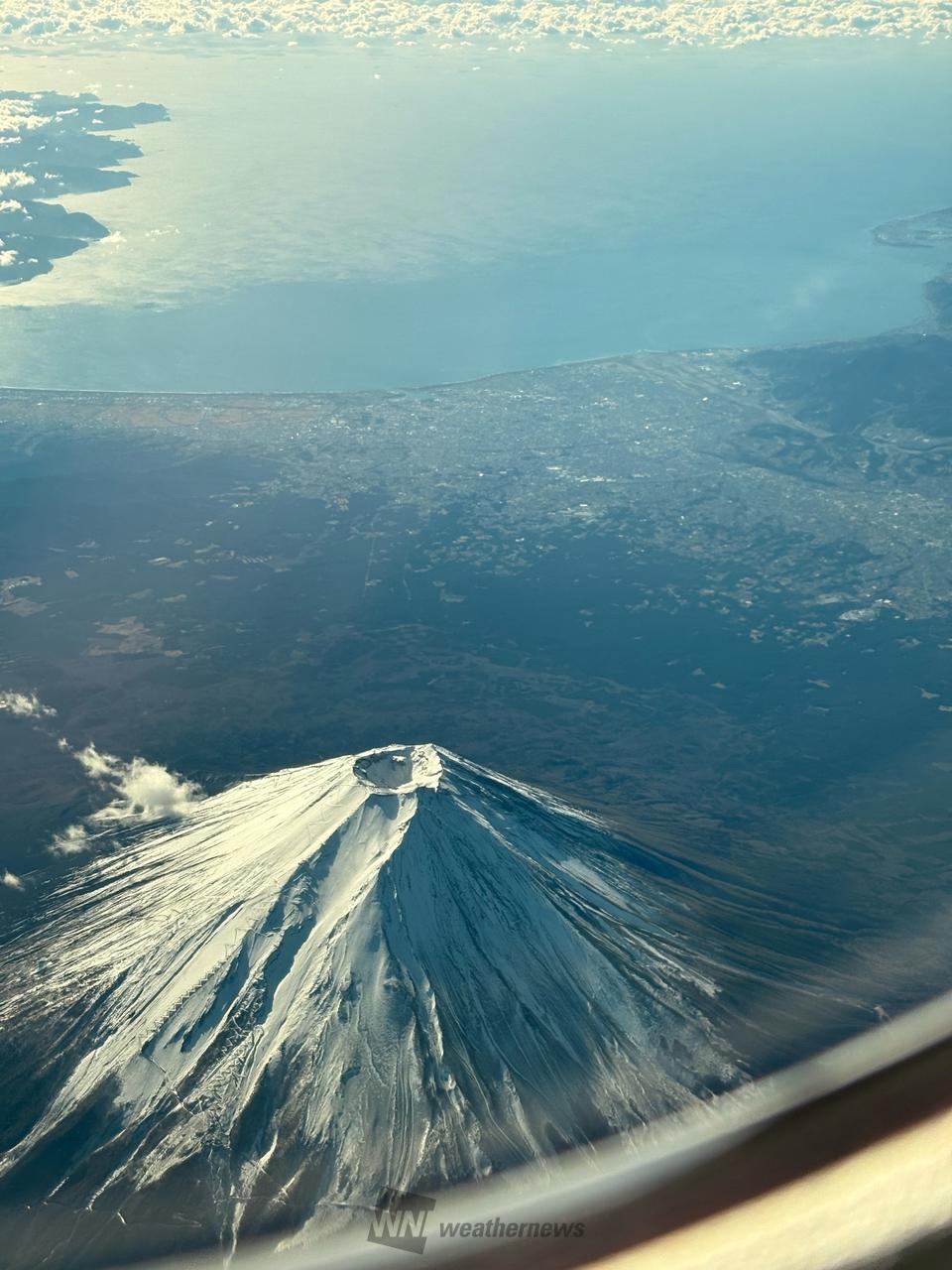 機内真上からの富士山です。関東方面は快晴 | 静岡県富士市 | ほたる