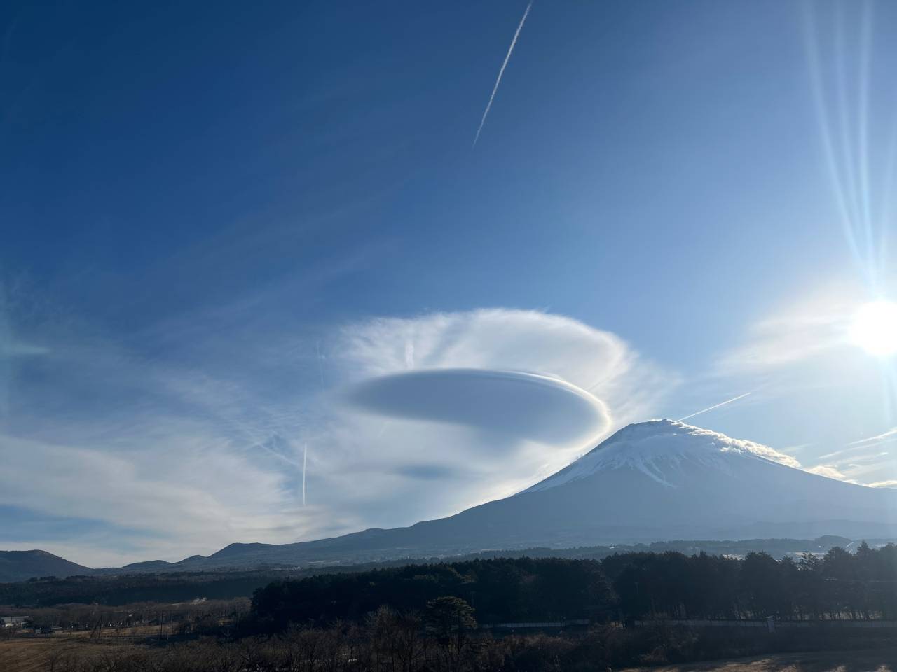 富士山周辺に笠雲やつるし雲🗻☁️ 注目の空の写真 ウェザーニュース