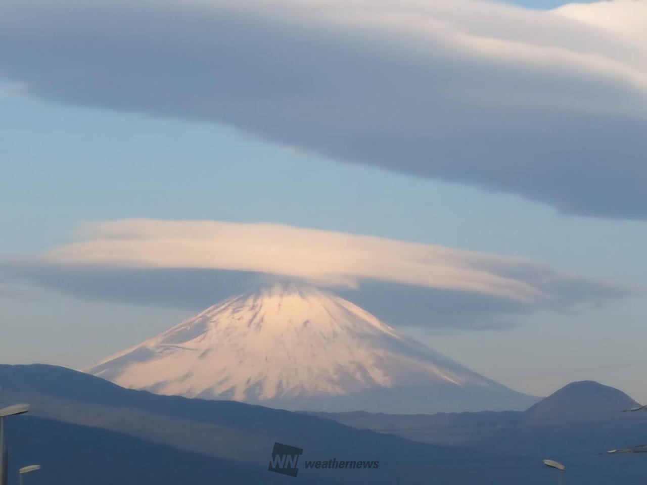 富士山と雲の写真 富士山と笠雲・吊るし雲🗻 注目の空の写真 ウェザーニュース
