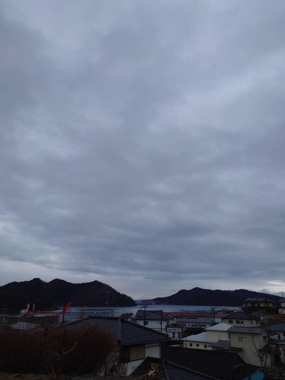 曇り空で、朝日がま...