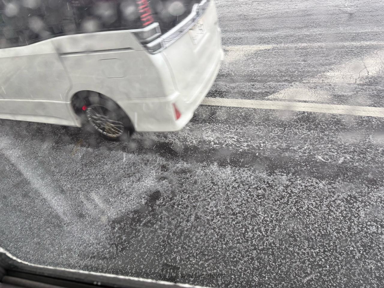 雹が降っています、路面に氷の粒が散乱して | 千葉県八千代市