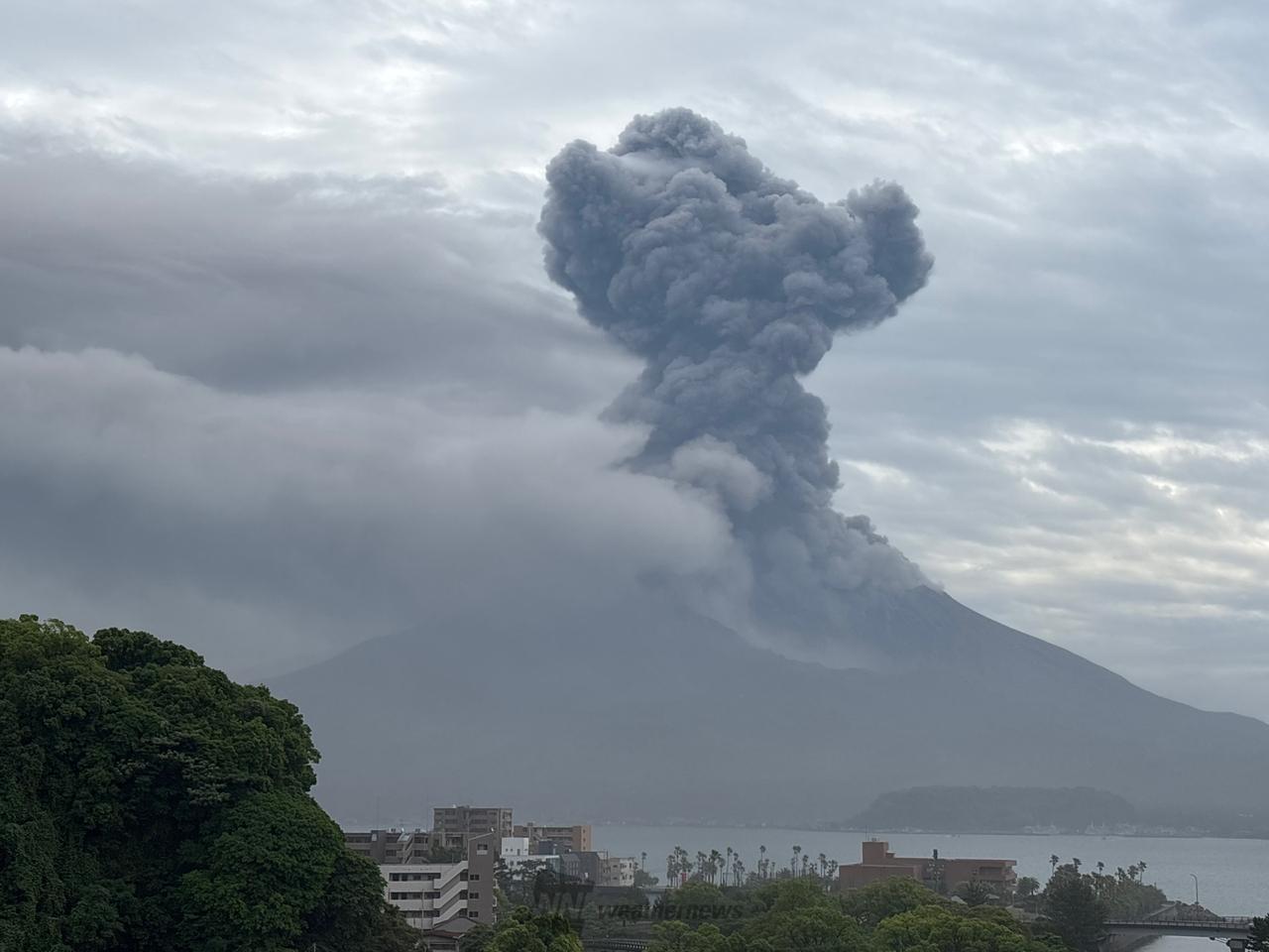 街も灰で霞んでいま...