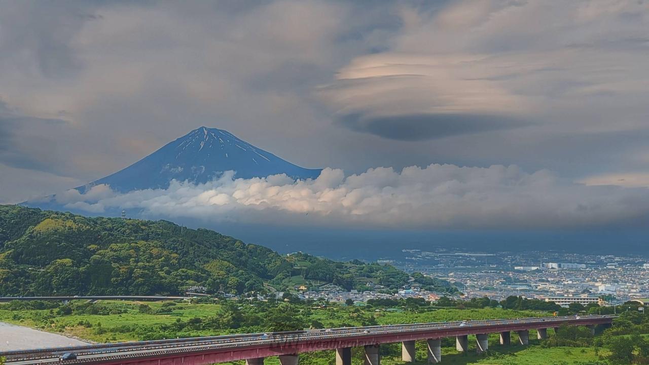 富士山周辺に笠雲やつるし雲🗻☁️ 注目の空の写真 ウェザーニュース